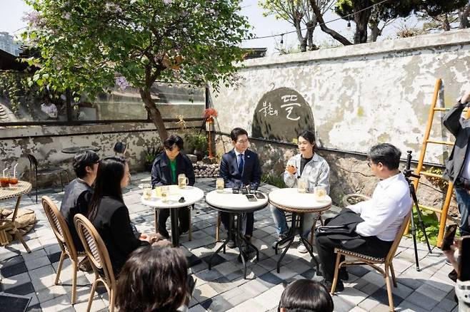 정원오 더불어민주당 서울시장 후보가 15일 오전 '서울인(人)터뷰'의 첫 일정으로 서울 종로구 북촌을 방문해 지역 소상공인들과 간담회를 진행했다. 정원오 후보 캠프