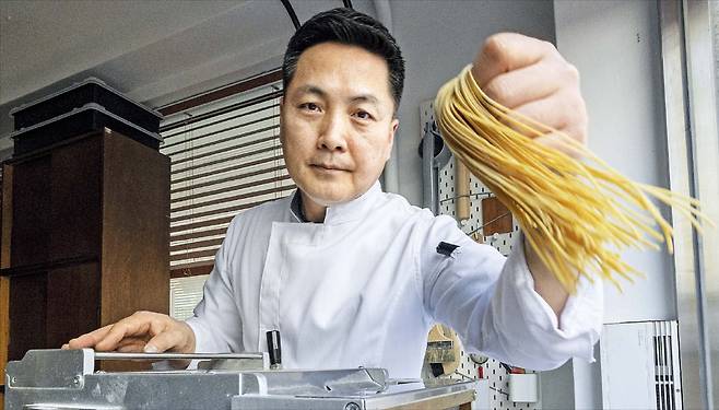실내건축을 전공한 김낙영 셰프는 면을 설계하며 뽑는다. 요리학교 다닐 때는 계량만 잘하면 될 줄 알았는데, 셰프가 된 후엔 “강한 구조감을 복잡한 셈법으로 설계”하게 됐다고 한다. /김지호 기자