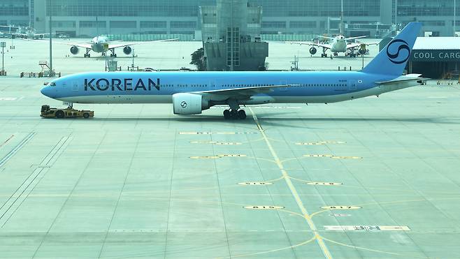 지난 1일 인천국제공항 계류장에 대한항공 여객기가 대기하고 있다. /연합뉴스
