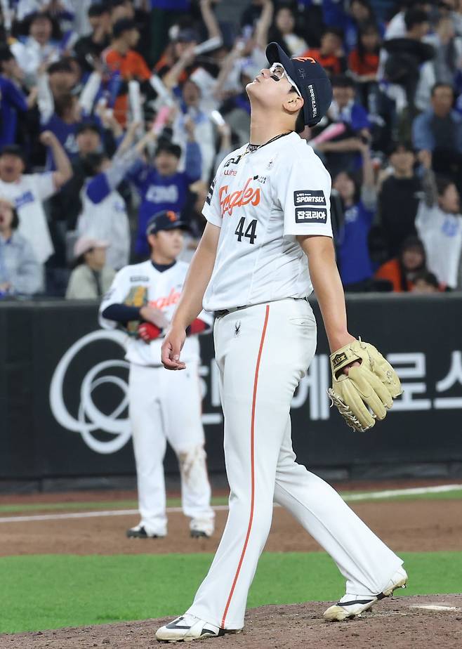 한화 김서현이 14일 삼성전에서 9회초 볼넷 밀어내기로 역전을 허용한 뒤 낙담한 표정으로 하늘을 올려보고 있다. 한화는 이날 역대 최다인 사사구 18개를 내주며 5대6으로 역전패했다. /뉴스1