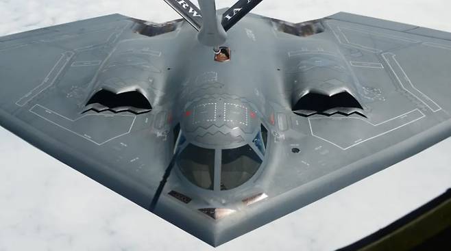 비슷한 구도에서 촬영된 B-2 모습. /노스럽 그루먼