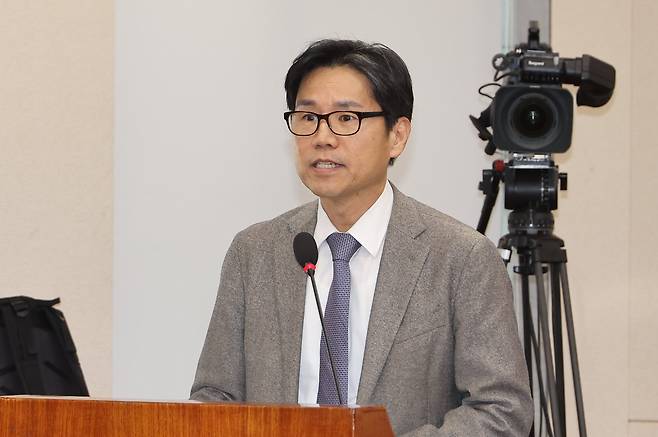 지난 13일 국회에서 열린 기후위기특별위원회 전체회의에서 이창훈 공론화 위원장이 기후위기 대응 방안에 대한 공론화 결과를 보고하고 있다. /연합뉴스