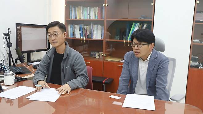 2004년 GPU를 인공신경망 학습에 활용하는 논문을 처음으로 낸 정기철(왼쪽), 오경수(오른쪽) 숭실대 디지털미디어학과 교수. /숭실대