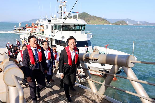 김민석 국무총리가 16일 오후 전남 여수시 개도를 방문해 2026 여수 세계 섬 박람회 준비 상황을 점검하고 있다. /국무총리실