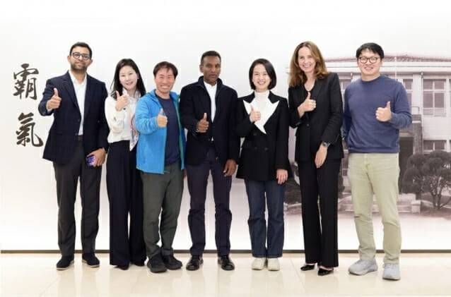사라 프라이어 오픈AI CFO(오른쪽 두번째)가 지난달 12일 최성환 SK네트웍스 사업총괄 사장, 김성훈 업스테이지 최고경영자(CEO), 진윤정 업스테이지 CFO, 배민석 피닉스랩 대표, 디베쉬 마칸 아이코닉캐피털 창립 파트너 등과 한국에서 회동을 가진 뒤 기념 사진을 찍고 있다./최성환 사장 링크드인
