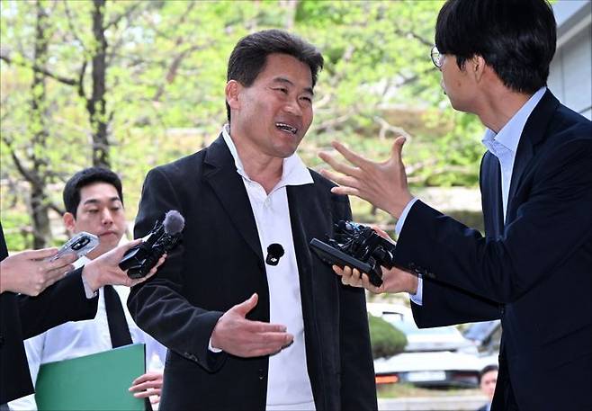 한국사 강사 출신 유튜버 전한길 씨가 16일 서울 서초구 서울중앙지방법원에서 열린 영장실질심사(구속 전 피의자 심문)에 출석하며 취재진의 질의에 답변하고 있다. ⓒ데일리안 홍금표 기자