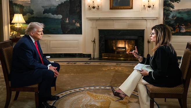 도널드 트럼프 미국 대통령(왼쪽)과 마리아 바티로모 미국 폭스뉴스 앵커가 인터뷰하는 모습을 백악관이 14일(현지 시간) X에 게재했다. 바티로모 앵커는 이 인터뷰에서 트럼프 대통령이 “이란 전쟁이 곧 끝난다”고 말했다고 공개했다. 이 인터뷰는 15일 방영됐다. 사진 출처 백악관 X