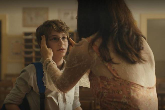 영화 ‘척의 일생’에서 초등학교 담임 교사는 척에게 월트 휘트먼의 시구 “나는 거대하고, 나는 수많은 것들을 품고 있다”의 의미에 대해 설명한다. 쿠팡플레이 화면 캡처