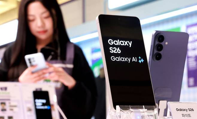 갤럭시 S26 사전예약이 시작된 27일 서울 성동구 T팩토리에서 열린 ‘SKT S26 마켓 팝업스토어‘에서 시민이 갤럭시 S26 시리즈를 살펴보고 있다. 2026.2.27 ⓒ 뉴스1