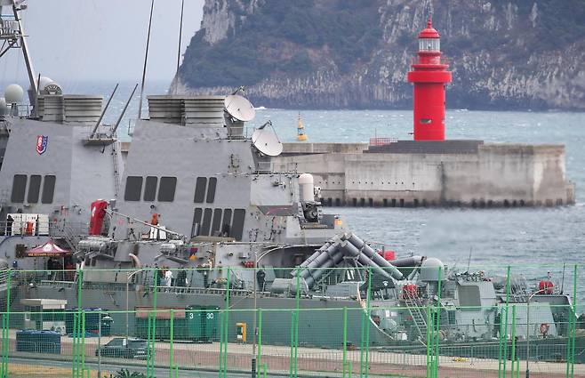 5일 오전 제주 서귀포시 강정동 제주해군기지에 미국 해군의 알레이버크급 이지스구축함인 히긴스함(DDG-76)함이 군수 적재 및 승조원 휴식을 위해 입항해 있다. 히긴스함은 함대지 순항미사일인 토마호크를 장착한 미 해군 전략 함정이다. 2024.03.05 [서귀포=뉴시스]