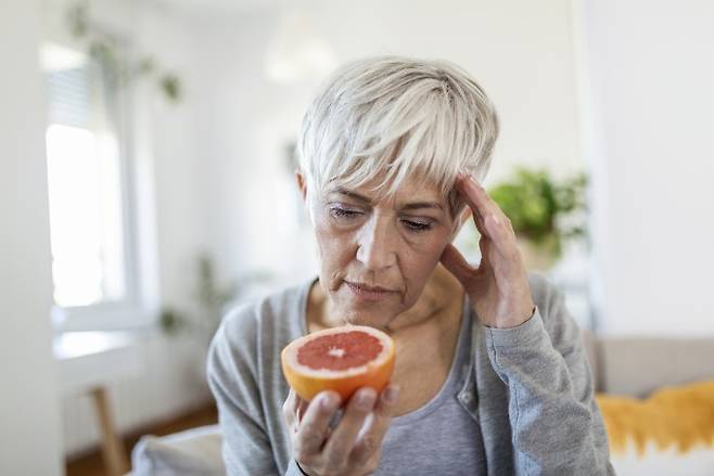 알츠하이머 초기에 후각이 가장 먼저 손상되는 이유가 세포 수준에서 처음으로 밝혀졌다. 게티이미지뱅크 제공