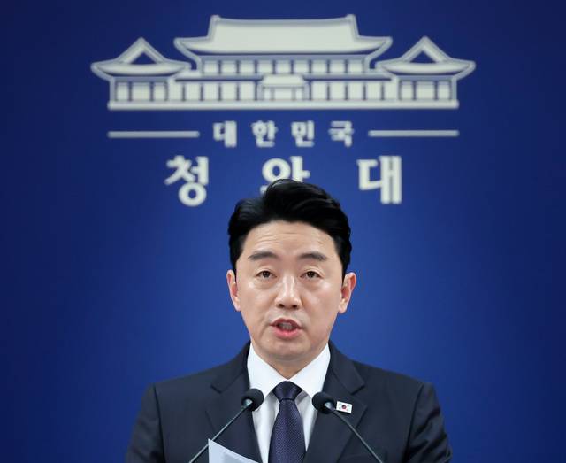 강훈식 비서실장이 15일 청와대 기자회견장에서 전략경제협력 대통령특사 활동 결과 관련 브리핑을 하고 있다. [연합뉴스]