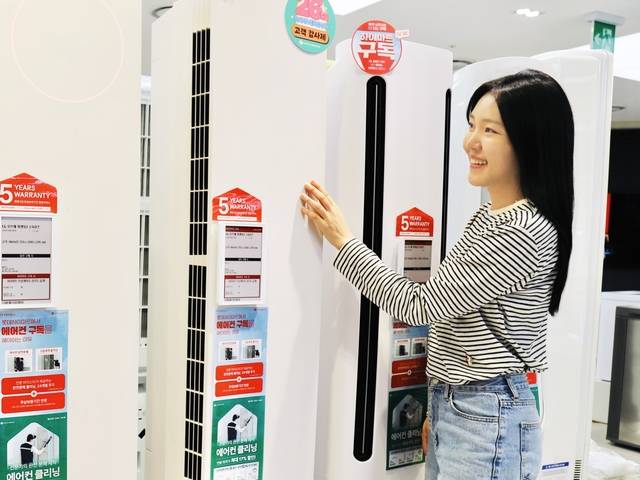 롯데하이마트 매장에서 모델이 에어컨 제품을 살펴보고 있다. [롯데하이마트 제공]