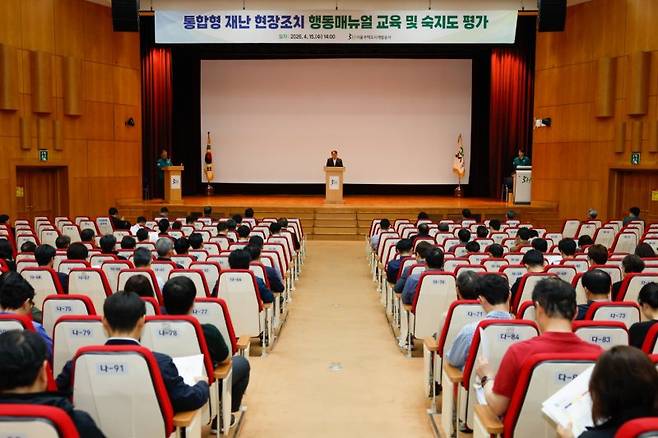 황상하 서울주택도시개발공사(SH) 사장이 간부들을 대상으로 재난 대응 역량 강화의 필요성을 강조하고 있다. SH 제공