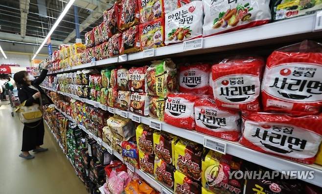 한 대형마트 진열대에서 고객이 물건을 살펴보고 있다. 연합뉴스