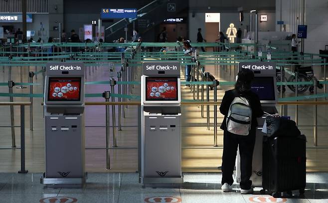 한산한 인천공항 중동전쟁발 유가 폭등으로 대한항공과 아시아나항공이 역대 최고인 33단계가 적용된 5월 국제선 유류할증료를 발표한 16일, 인천국제공항 제1여객터미널 출국층이 한산한 모습을 보이고 있다. 항공업계에서는 저비용항공사(LCC)의 5월 국제선 유류할증료 발표를 앞두고, 자칫 여행수요 위축으로 이어질까 촉각을 곤두세우고 있다. 뉴시스