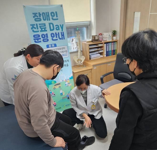 원광대병원 장애인 이용편의 지원 사업팀이 매주 금요일 시행 중인 장애인 진료 데이 모습. 뒷줄 왼쪽부터 이영지 간호사, 김지희 교수. 원광대병원 장애인 이용편의 지원 사업팀 제공