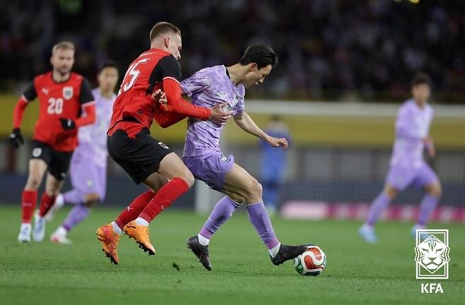 이재성이 1일(한국시각) 오스트리아 빈에서 열린 축구대표팀 평가전에서 오스트리아 선수와 공을 다투고 있다. 대한축구협회 제공