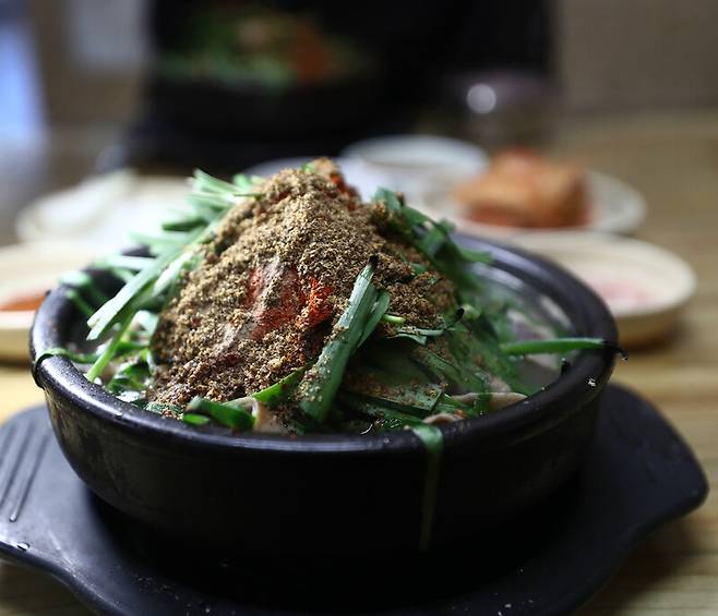 ‘시골순대’의 순대국밥은 푸짐하다. ‘보통’은 8천원, 암뽕순대가 들어간 ‘특’은 1만원이다. 박미향 선기자