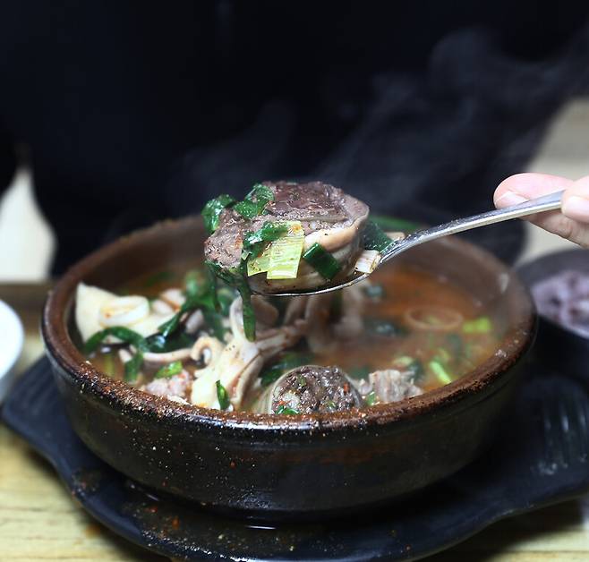 ‘시골순대’의 순대는 반 정도 먹고도 남은 게 많다. 박미향 선임기자