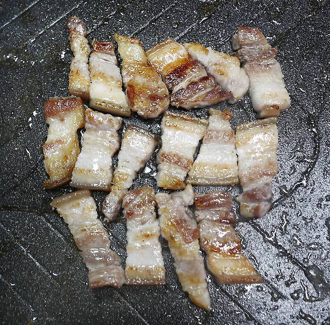 잘 구워진 ‘샘터가든’의 삼겹살. 박미향 선임기자