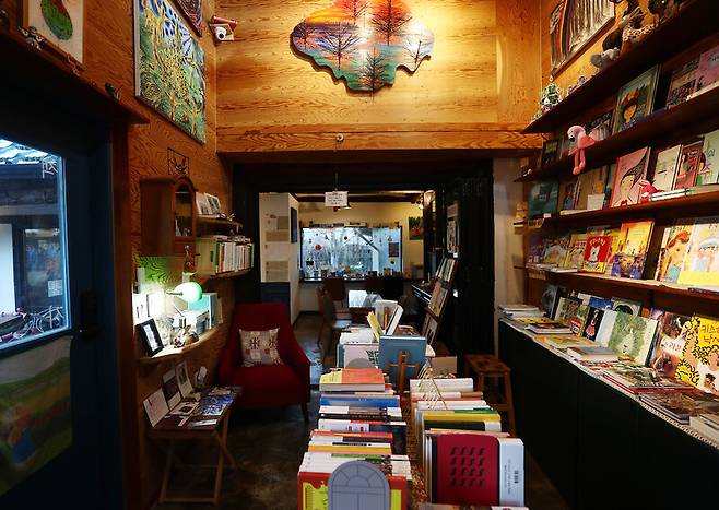 ‘카페공간153’ 옆에 있는 독립 서점 ‘책방사람’ 풍경. 카페에 들어서면 책방 구경도 할 수 있다. 유난히 어린이책이 많다. 박미향 선임기자