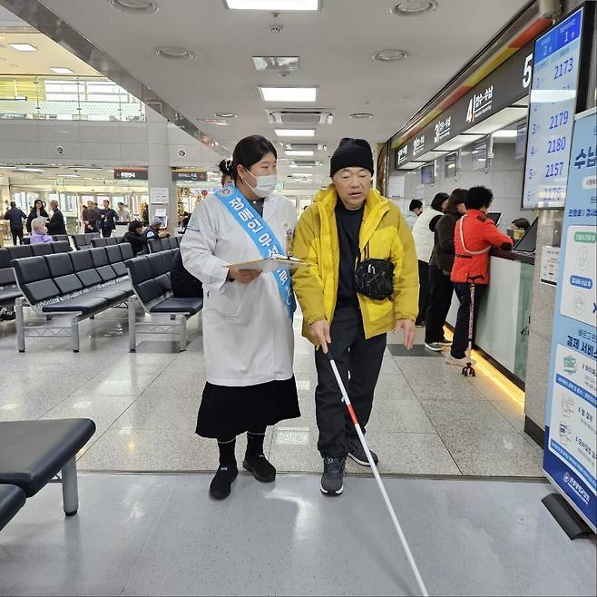 원광대병원 장애인 이용편의 지원 사업팀 시각장애인 진료 전 과정 동행 모습. 원광대병원 장애인 이용편의 지원 사업팀 제공