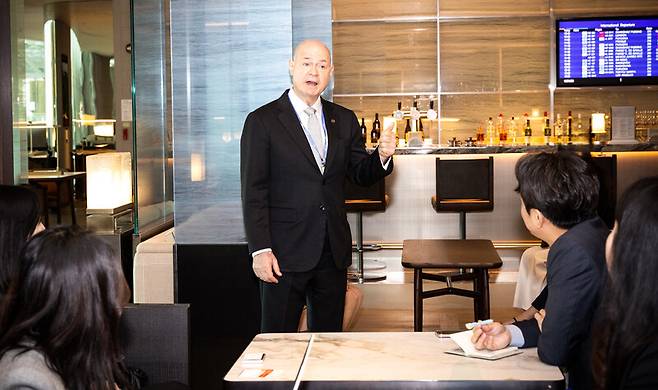 15일 오전 인천국제공항 제2여객터미널 대한항공 프레스티지 서편 라운지에서 열린 사전공개 행사에 참석한 데이비드 페이시 대한항공 기내식기판 및 라운지 부문 부사장