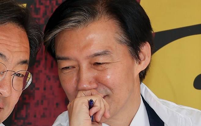 조국 조국혁신당 대표가 지난 13일 국회 본청 앞 정치개혁 촉구 천막농성장에서 열린 최고위원회의에서 얘기를 나누고 있다. 연합뉴스