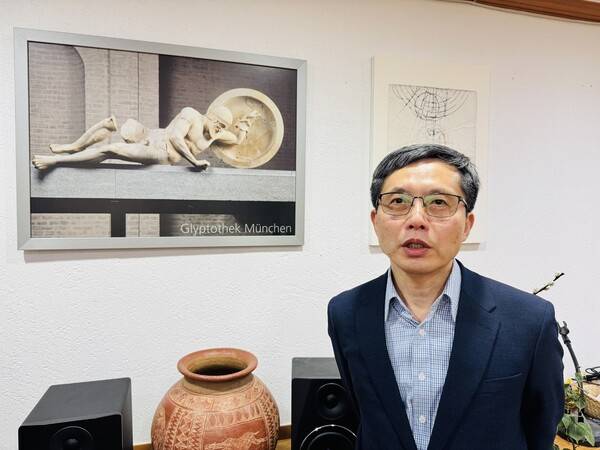 정준영 연구원이 인터뷰 뒤 사진을 찍고 있다. 강성만 선임기자