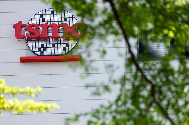 타이완에 있는 TSMC 공장에 로고가 전시된 모습. REUTERS 연합