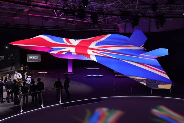 일본·영국·이탈리아가 공동 개발하는 차세대 전투기 '글로벌 전투 항공 프로젝트(GCAP)' 콘셉트 모델이 2024년 7월 22일 영국 햄프셔주 판버러 국제에어쇼 개막일에 전시돼 있다. 판버러=EPA 연합뉴스