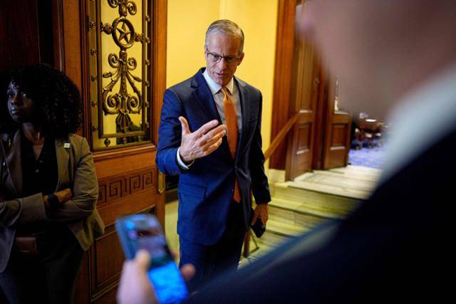 존 슌(사우스다코타) 미국 상원 공화당 원내대표가 15일 워싱턴 미국 국회의사당 상원 회의장으로 들어서며 기자들에게 말하고 있다. 워싱턴=AFP 연합뉴스