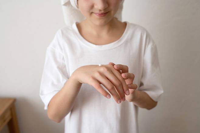 히알 샤워는 샤워 전 먼저 세안을 한 뒤, 얼굴에 히알루론산 제품을 바르고 다시 샤워를 하는 방식이다. /사진=클립아트코리아