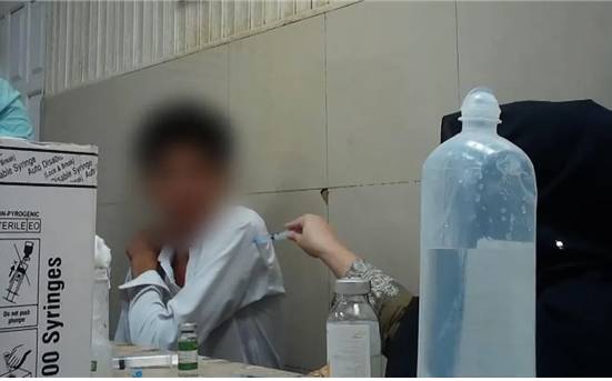 파키스탄의 한 병원에서 의료진이 장갑을 끼지 않고 옷을 통해 주사를 놓는 모습./사진=BBC