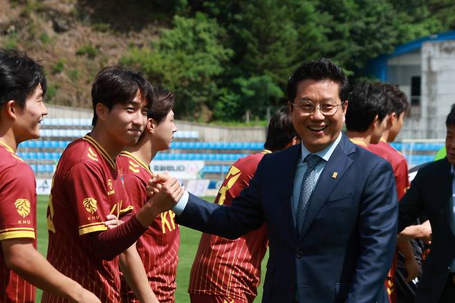박한동 대학축구연맹 회장이 선수들을 격려하는 모습. 사진=대학축구연맹