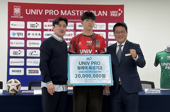 (왼쪽부터) 안정환 유니브 프로 총괄 디렉터, 경희대 장하윤, 박한동 대학축구연맹 회장. 사진=공동취재단