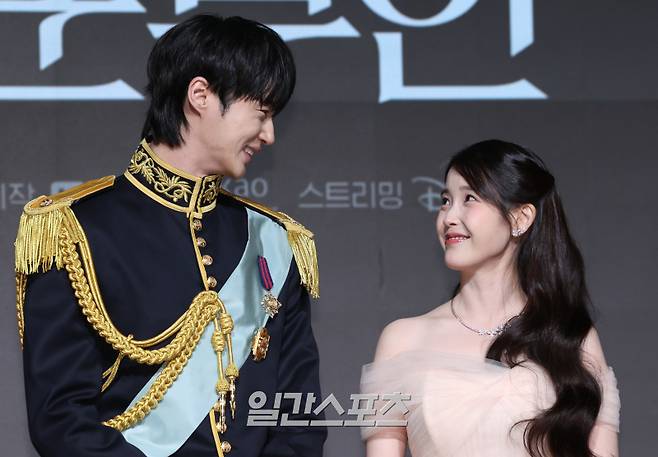 배우 변우석, 아이유가 6일 오후 서울 강남구 조선 팰리스 서울 강남에서 열린 MBC 새 금토드라마 '21세기 대군부인' 제작발표회에 포토타임을 갖고 있다. 서병수 기자 qudtn@edaily.co.kr /2026.04.06/