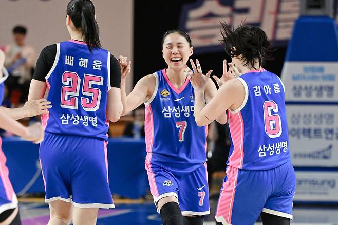 지난 15일 용인실내체육관에서 열린 2025~26 여자프로농구 부천 하나은행과의 PO 4차전을 승리한 삼성생명 선수들이 기뻐하고 있다. WKBL 제공