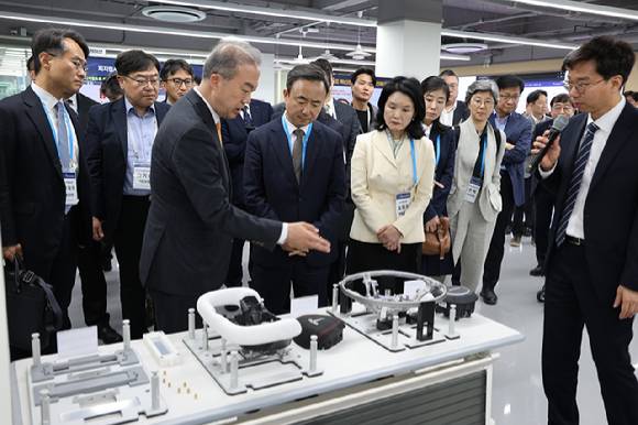 임문영 상근부위원장이 오늘 15일 지역특별위원회 위원들과 함께 새만금개발청을 방문해 현대자동차의 새만금투자계획을 청취하고 단체사진을 찍고 있다. [사진=국가AI전략위원회]