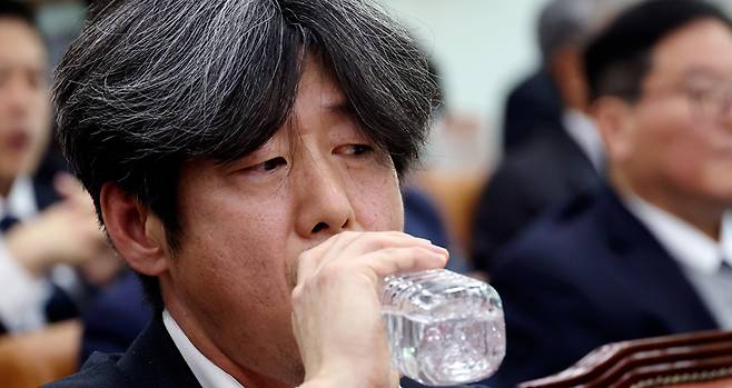 대장동 민간업자 남욱 변호사가 16일 국회 '윤석열 정권 정치검찰 조작기소 의혹 사건 진상규명' 국정조사특별위원회에서 열린 대장동·위례 개발비리 및 김용 전 민주연구원 부원장 관련 의혹 사건에 대한 청문회에서 물을 마시고 있다. 2026.4.16 [사진=연합뉴스]