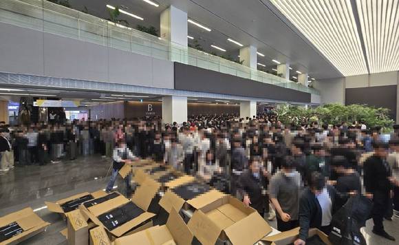 삼성전자 화성사업장에서 지난 2일 초기업노조 삼성전자 지부가 조합원 조끼를 나눠주고 있다. [사진=초기업노조 삼성전자 지부]