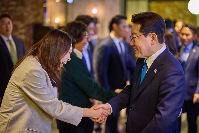 이재명 대통령이 15일 서울 용산 CGV를 찾아 제주 4·3 사건을 다룬 영화 '내 이름은'을 관람에 앞서 주연 배우 염혜란 씨와 악수하고 있다. 연합뉴스