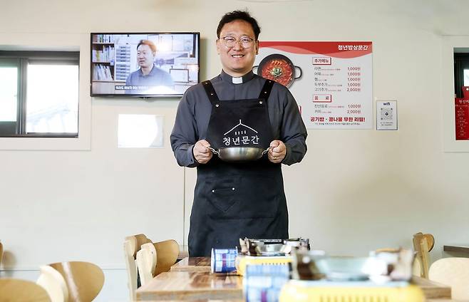 3000원짜리 김치찌개로 유명한 '청년밥상문간'의 사장 이문수 신부. 그는 2017년 12월 서울 성북구 정릉시장 안 건물 2층에 식당을 열고 9년째 운영중이다. 김성룡 기자.