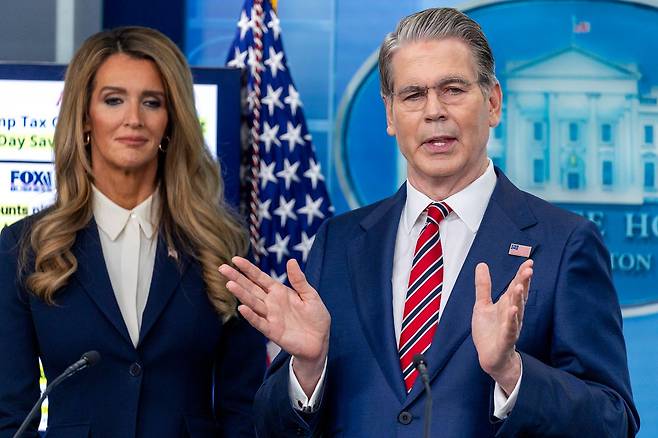 스콧 베센트 미국 재무부 장관(오른쪽)이 15일(현지시간) 워싱턴 DC 백악관에서 진행된 정례 브리핑에 참석해 미 행정부 세금 감면 정책의 성과에 대해 설명하고 있다. 왼쪽은 켈리 로플러 미 중소기업청장. EPA=연합뉴스