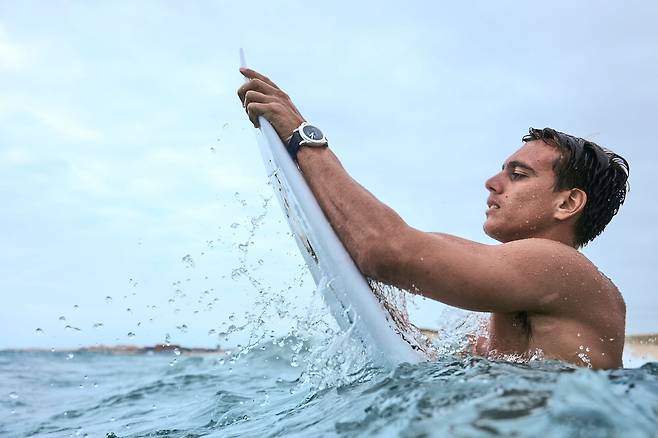 파네라이의 홍보대사 서퍼이자 파리 올림픽 금메달리스트 카울리 바스트. 사진 파네라이