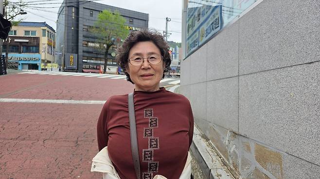 부산 북구 만덕동에 40여년 거주한 신용자(77)씨는 14일 중앙일보에 ″하정우 AI 갸가 누고″라며 ″국민의당(국민의힘)은 이번에는 텄다 텄어″라고 했다. 양수민 기자