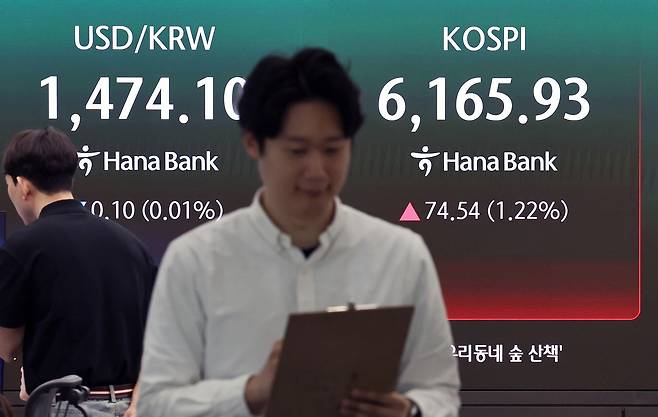 16일 오전 서울 중구 하나은행 딜링룸 현황판에 개장 시황이 나타나고 있다. 이날 코스피는 미국과 이란의 종전 기대감에 전장 대비 0.95% 오른 6149.49에 장을 열었다. 뉴스1