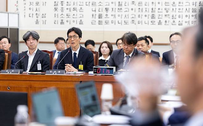 16일 서울 여의도 국회에서 열린 윤석열 정권 정치검찰 조작기소 의혹 사건 진상규명 국정조사특별위원회 대장동·김용 전 민주연구원 부원장·위례신도시 조작기소 의혹 사건 청문회에 증인으로 출석한 정용환 서울고검 검사장 직무대행이 의원 질의에 답변하고 있다. 뉴스1