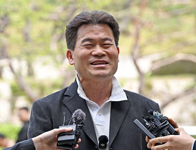 이재명 대통령과 개혁신당 이준석 대표의 명예를 훼손한 혐의를 받는 유튜버 전한길(본명 전유관)씨가 16일 서울중앙지방법원에서 열린 구속 전 피의자 심문(영장실질심사)에 출석하고 있다. 사진공동취재단